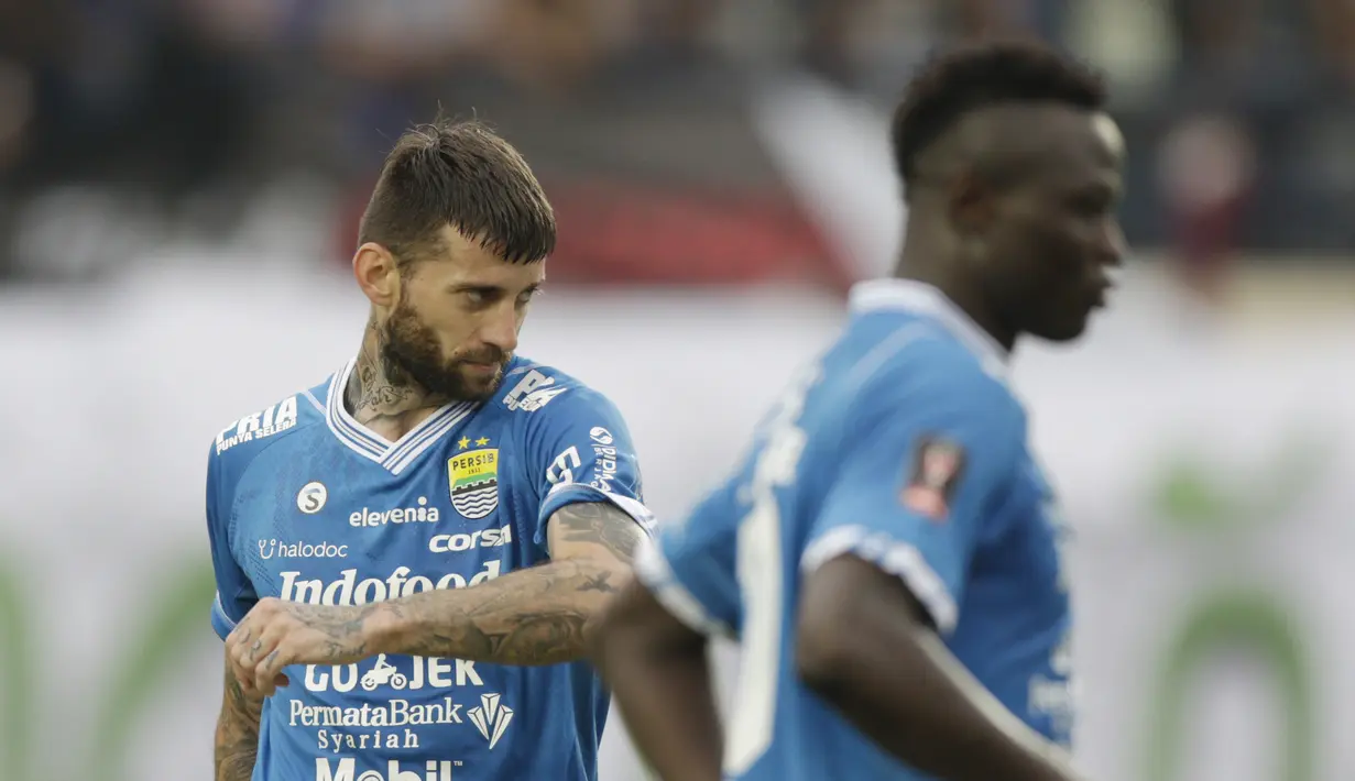 Ekspresi Bojan Malisic pada laga lanjutan Piala Presiden 2019 yang berlangsung di Stadion Jalak Harupat, Kab Bandung, Kamis (7/3). Persib Bandung kalah 2-3 kontra Persebaya Surabaya. (Bola.com/M.Iqbal Ichsan)