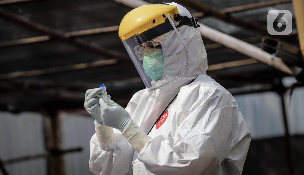 Petugas medis membawa sampel saat menggelar swab test COVID-19 di Pasar Tasik, Jakarta, Kamis (2/7/2020). Tes yang dilakukan secara acak bagi pedagang itu bertujuan untuk mendeteksi serta mencegah penyebaran COVID-19 di kawasan Pasar Tasik. (Liputan6.com/Faizal Fanani)