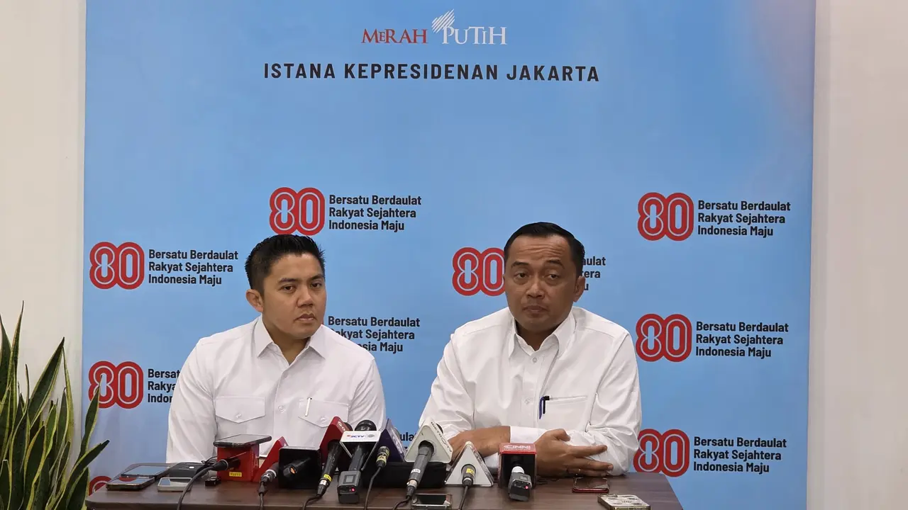 Mensesneg Prasetyo Hadi dan Seskab Teddy Indra Wijaya menggelar konferensi pers terkait Wamenaker Immanuel Ebenezer ditangkap KPK