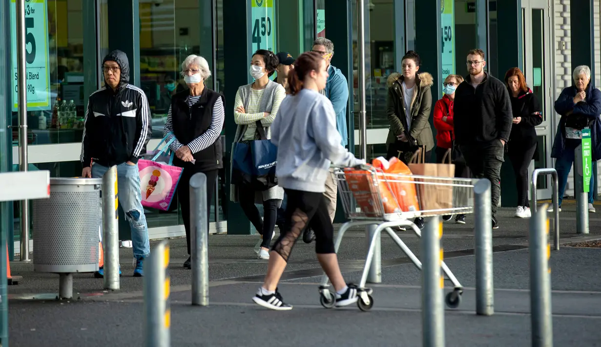 Orang-orang mengantre di luar supermarket ketika Selandia Baru akan beralih ke pembatasan level 3 di Hobsonville, Auckland, Rabu (12/8/2020). Selandia Baru akan memberlakukan lockdown di Auckland setelah ditemukan 4 kasus baru COVID-19 di kota itu. (Dean Purcell/New Zealand Herald via AP)
