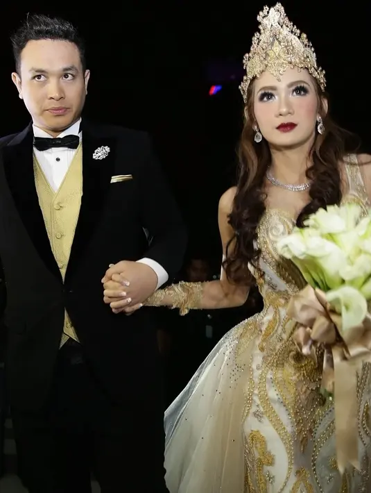 Akad nikad berlangsung kidmat pada Minggu (18/9) sekitar pukul 16.30 WIB. Beban seperti ada yang menggangu langsung hilang ketika prosesi akad nikah resmi selesai dan berjalan lancar. (Bambang E. Ros/Bintang.com)