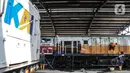 Petugas saat mencuci lokomotif kereta jarak jauh di Depo KA Cipinang, Jakarta Timur, Selasa (6/9/2022). Perawatan rutin itu terdiri atas tiga kategori antara lain pemeriksaan harian, bulanan, dan tahunan. (merdeka.com/Iqbal S Nugroho)