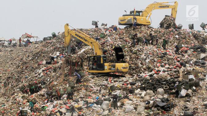 Alat berat mengeruk sampah di TPST Bantar Gebang, Bekasi, Jawa Barat, Senin (18/3). Memasuki usianya yang ke 30 tahun, TPST Bantar Gebang tinggal memiliki kapasitas 10 juta ton lagi. (merdeka.com/Arie Basuki)