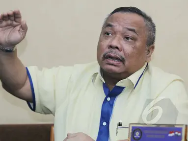 Ketua DPP Partai Golkar kubu Agung Laksono, Leo Nababan, memberi keterangan pers terkait rencana DPR dan usulan Akbar Tanjung tentang dualisme Partai Golkar di Kantor DPP Partai Golkar, Jakarta, Selasa (5/5/2015). (Liputan6.com/Helmi Afandi) 
