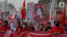 Massa buruh yang tergabung dalam Gerakan Buruh Bersama Rakyat (GEBRAK) menggelar demo di kawasan di Patung Kuda, Jakarta Pusat, Kamis (20/10/2022). Massa aksi juga tampak membawa sejumlah atribut, mulai spanduk hingga poster. (Liputan6.com/Faizal Fanani)