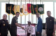 Kejati Lampung Beri Hadiah Laptop Bagi Bocah Pemanjat Tiang Bendera