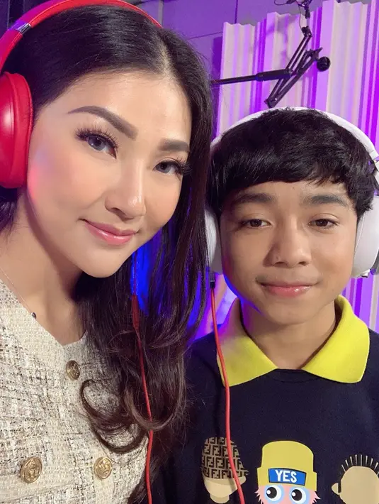 “Jadi saking senengnya, dia udah kayak nggak percaya kalau (Sarwendah) udah ada di sebelahnya," kata Ruben Onsu. (Instagram/betrandpetoputraonsu)