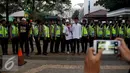 Massa Aksi 4 November 2016 melakukan foto bersama Polwan Cantik di depan Balai Kota, Jakarta, Jumat (4/11). Polwan cantik yang berjaga saat demo ini laris dan memukau para pendemo untuk berfoto bersama. (Liputan6.com/Johan Tallo)