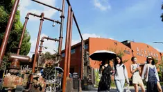 Orang-orang mengunjungi distrik seni Sungai Yangtze 180 di Hefei, Provinsi Anhui, China, 4 Agustus 2020. Distrik seni Sungai Yangtze 180, sebuah kawasan industri budaya dan kreatif, bertransformasi dari pabrik industri tua dan kini menyediakan ruang kantor kreatif dan tujuan rekreasi. (Xinhua/Xie Ch
