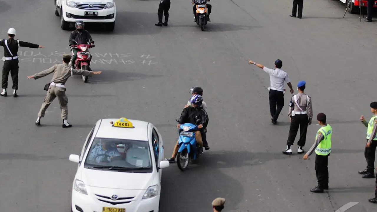 Uji Coba Larangan Sepeda Motor Lintasi Bundaran HI