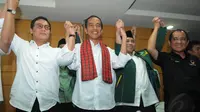 Jokowi dan beberapa jajaran DPP PKB saat konferensi pers deklarasi bergabungnya PKB dalam kerjasama mengusung Jokowi sebagai capres di Makassar, Sabtu (10/5/14). (Liputan6.com/Herman Zakharia)