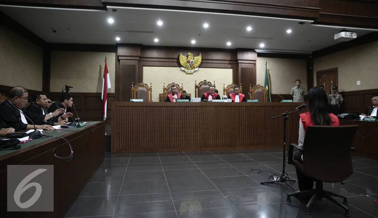 Terdakwa kasus pembunuhan Wayan Mirna Salihin, Jessica Kumala Wongso saat menjalani sidang perdana di PN Jakarta Pusat, Rabu (15/6). Dalam Sidang ini Jessica mengajukan eksepsi atau keberatan kepada majelis hakim. (Liputan6.com/Faizal Fanani)