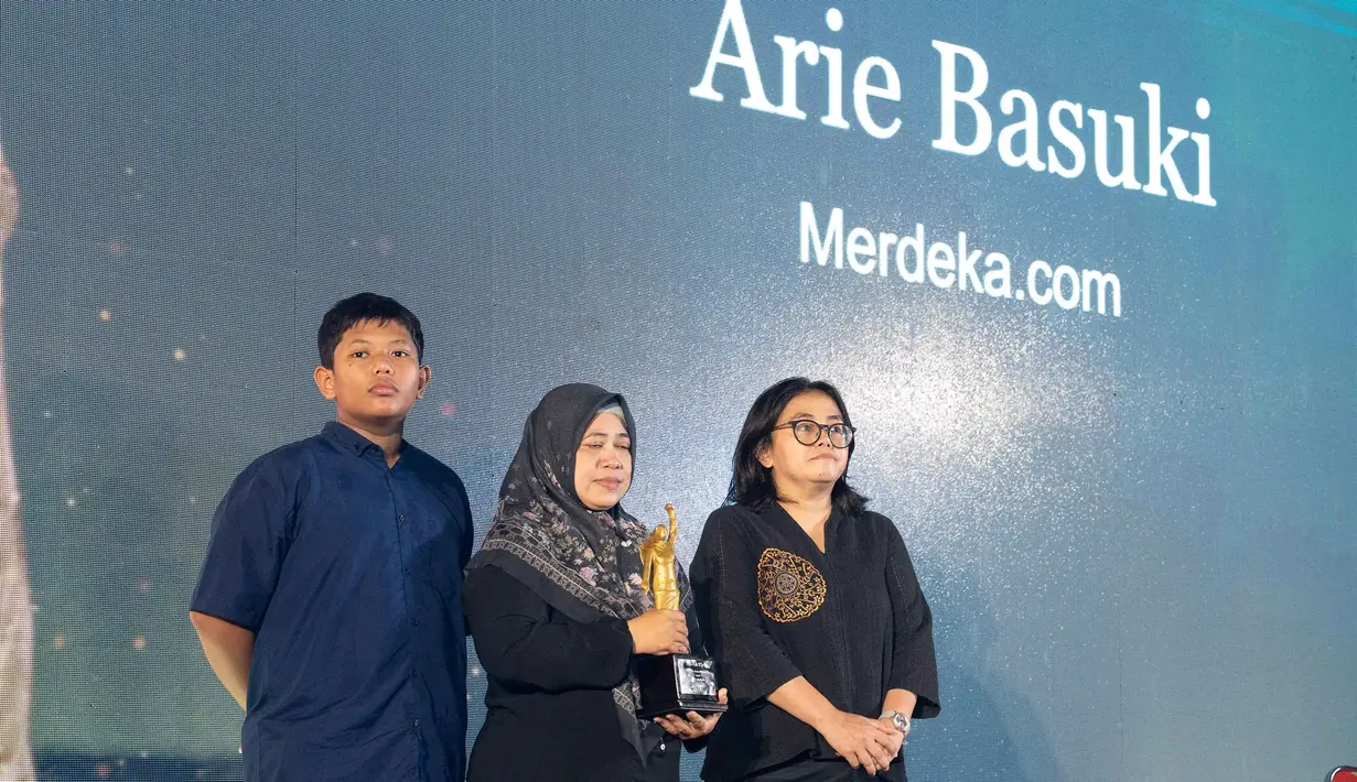 Istri jurnalis foto Merdeka.com Arie Basuki mewakili menerima penghargaan Agrarian Reform Media Awards (ARMA) 2026 di GOR IPSI, Taman Mini Indonesia Indah (TMII), Jakarta, Kamis (24/9/2026). (KLY/Budy Santoso)