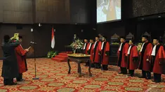 Suasana pelantikan Ketua MK Arief Hidayat dan Wakil Ketua MK Anwar Usman, Jakarta, Selasa (14/1/2015). (Liputan6.com/Herman Zakharia)