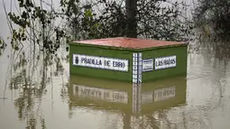 Sebuah tanda menunjukkan ketinggian permukaan air, tujuh meter (22 kaki), di daerah banjir dekat Sungai Ebro di desa kecil Pradilla de Ebro, provinsi Aragon, Spanyol utara (13/12/2021). Hujan deras menyebabkan banjir di Spanyol utara. (AP Photo/Alvaro Barrientos)