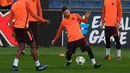 Penyerang Barcelona, Lionel Messi berusaha mengontrol bola saat mengikuti sesi latihan jelang menghadapi AS Roma pada leg kedua babak perempat final Liga Champions di Stadion Olimpiade, Italia (9/4). (AFP Photo/Gen Lluis)