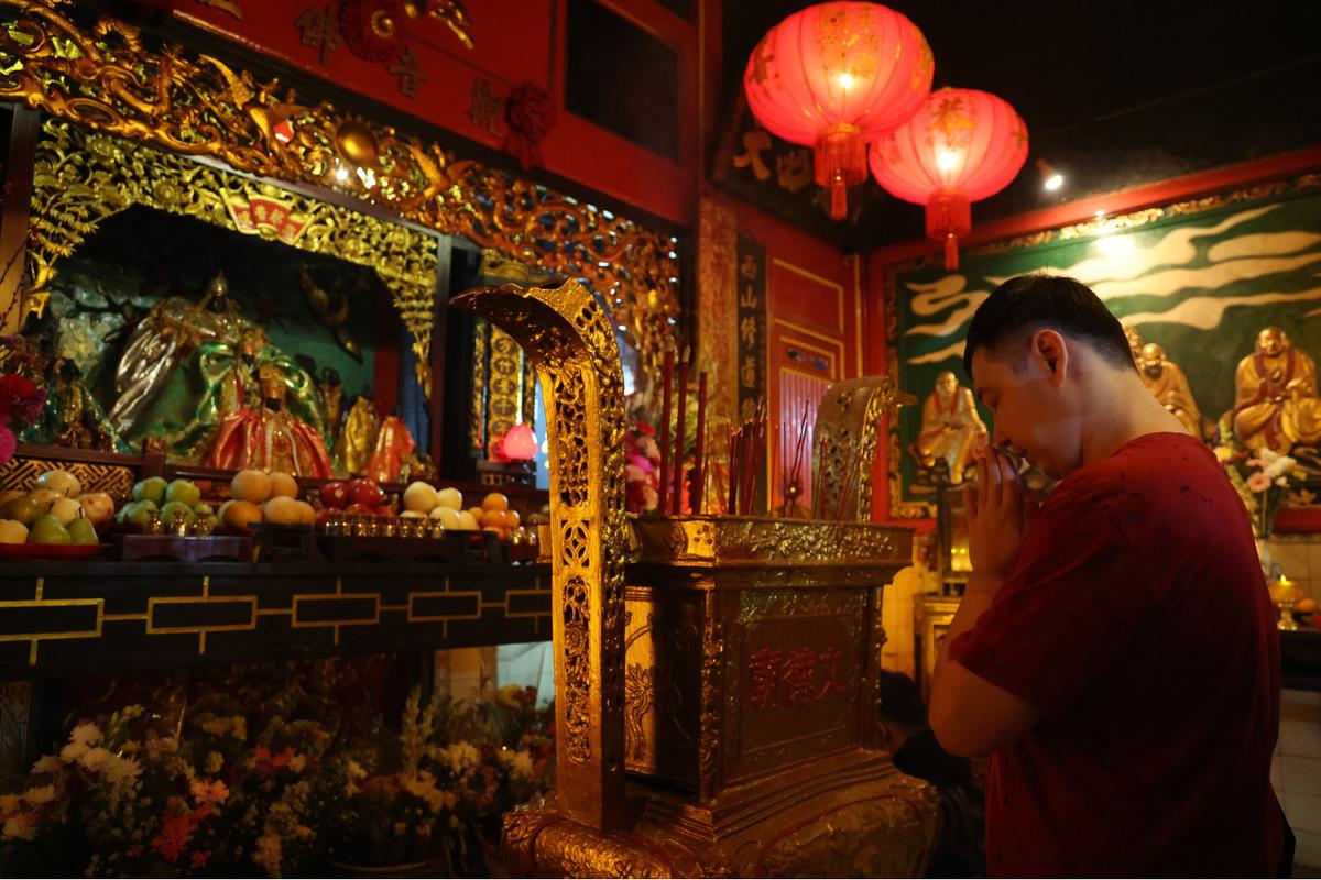 Ibadah Malam Imlek di Vihara Boen Tek Bio Tangerang