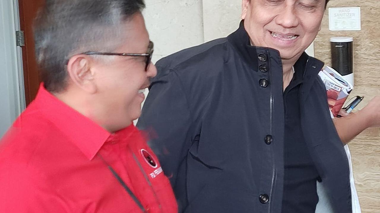 Berpakaian Serba Hitam, Effendi Simbolon Peluk Sekjen PDIP usai Polemik Sinyal Dukung Prabowo