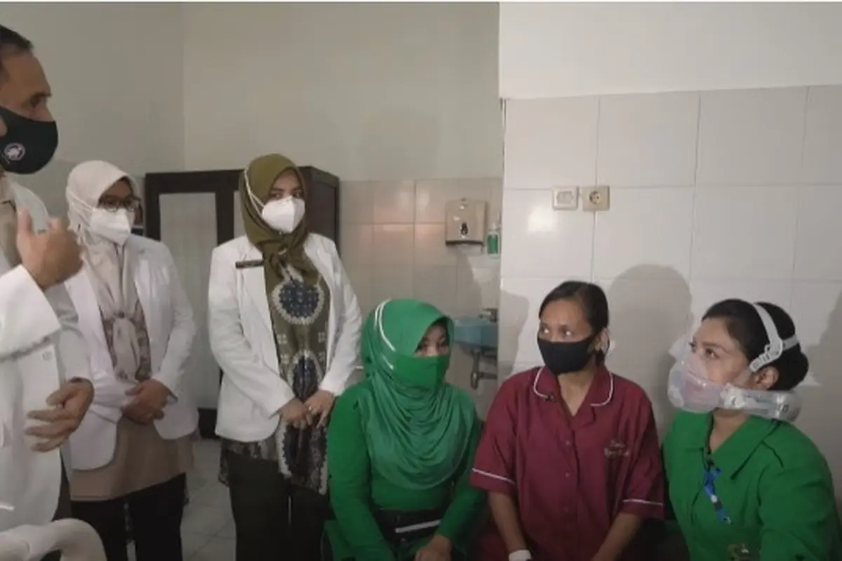 Istri KSAD Hetty Andika Perkasa, saat menjenguk Atika Sari, penderita lumpuh di rumah sakit.(Dokumen TNI AD)