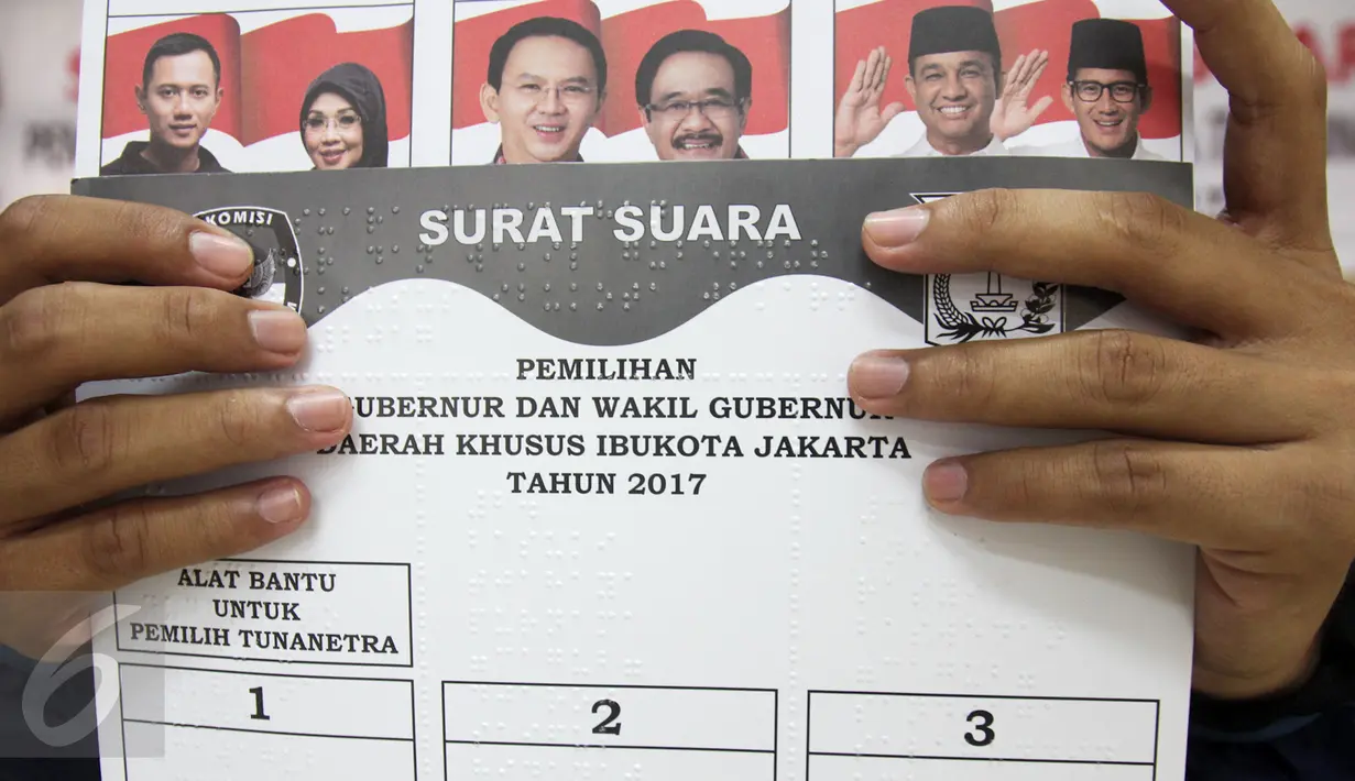Petugas KPU menunjukan surat suara untuk pemilih tunanetra dengan huruf braile di Kantor KPU, Kebon Jeruk, Jakarta, Kamis (2/2). (Liputan6.com/Yoppy Renato)