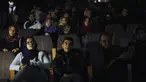 Warga Palestina saat menikmati film di aula Red Crescent Society di Kota Gaza, (25/2). Warga Palestina kembali dapat menikmati menonton film di biskop setelah 20 tahun lamanya. (REUTERS / Mohammed Salem)