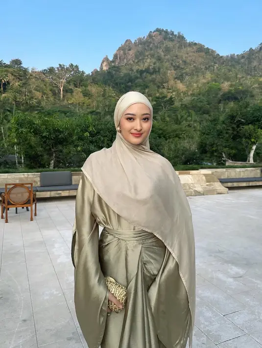 Hijab pashmina yang dipadukan anting-anting emas selain mempermanis, juga dapat menambah kesan elegan. [@putmod].