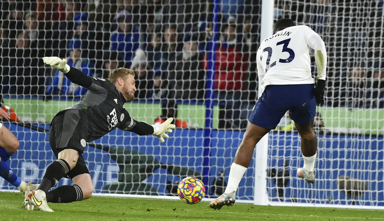 Pemain Tottenham Hotspur Steven Bergwijn (kanan) mencetak gol ke gawang Leicester City pada pertandingan sepak bola Liga Inggris di King Power Stadium, Leicester, Inggris, 19 Januari 2022. Tottenham menang 3-2. (AP Photo/ Rui Vieira)