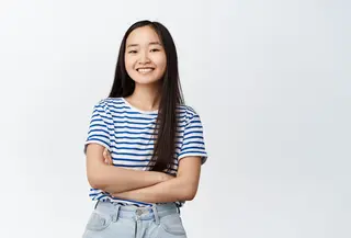 Cara orang tua tetap terhubung dengan remaja yang mulai menutup diri melalui pendekatan empatik tanpa paksaan. (Foto: cookie studio/Freepik)