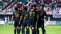 Para pemain Bangkok United, termasuk Pratama Arhan, merayakan gol yang dicetak eks Persebaya Surabaya, Mahmoud Eid, ke gawang Lamphun Warrior pada lanjutan Thai League, Sabtu (25/1/2025) malam WIB. (Bola.com/Dok. @@TRUEBUFC)