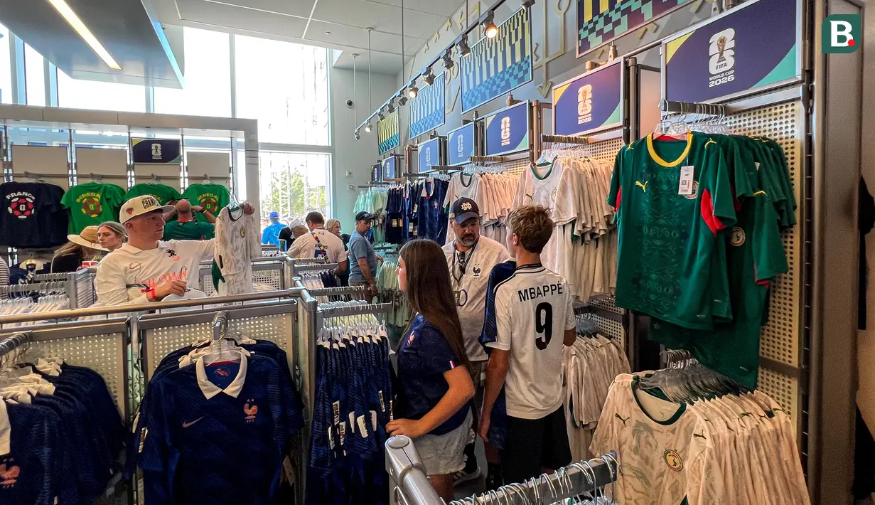 Suporter memilih jersey resmi Timnas Prancis dan Senegal di FIFA Store, MetLife Stadium, East Rutherford, New Jersey, Amerika Serikat, menjelang laga fase grup Prancis melawan Senegal pada Piala Dunia 2026. Jersey kedua tim menjadi salah satu merchandise yang paling diminati para penggemar. (KLY Sports/Hery Kurniawan)