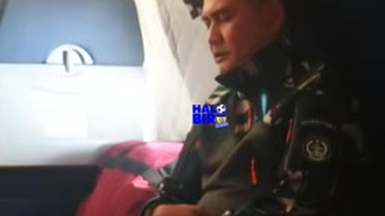 Berangkat Dinas ke Kalbar, Momen Letjen Kunto Arief Tak Lupa Salat