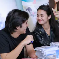 "Novelnya launching tanggal 23 April nanti, ini ada 1000 novel pre order yang harus kita tanda tangani untuk para pembeli pertama," kata Michelle Ziudith kepada Bintang.com. (Adrian Putra/Bintang.com)