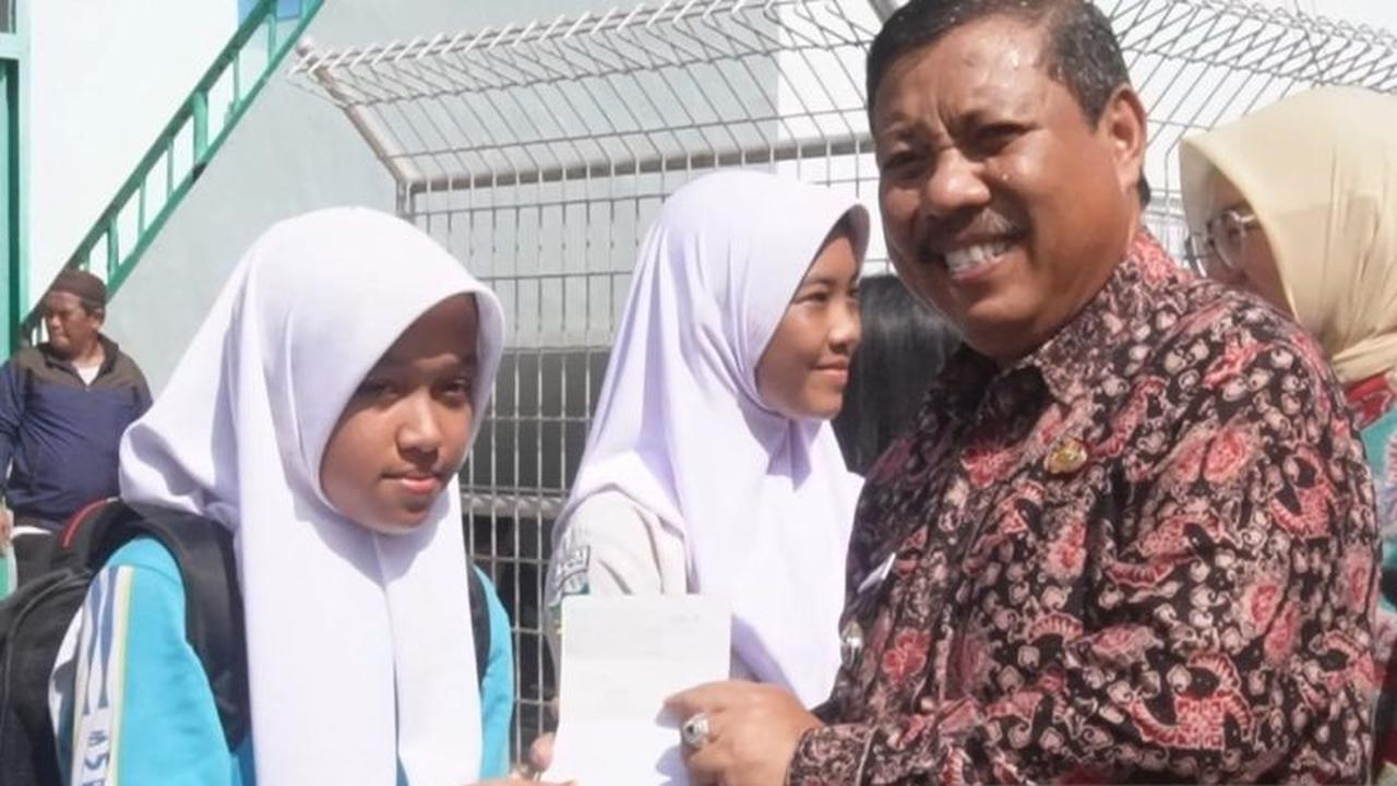 Pangkalpinang Salurkan Bantuan Beasiswa untuk 1.041 Siswa Kurang Mampu, Tingkatkan Kualitas SDM