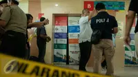 Sebuah lift jatuh dari lantai 7 ke lantai dasar pusat perbelanjaan Blok M Square, Jakarta Selatan, Jumat (17/3). (Liputan6.com/Gempur M Surya)