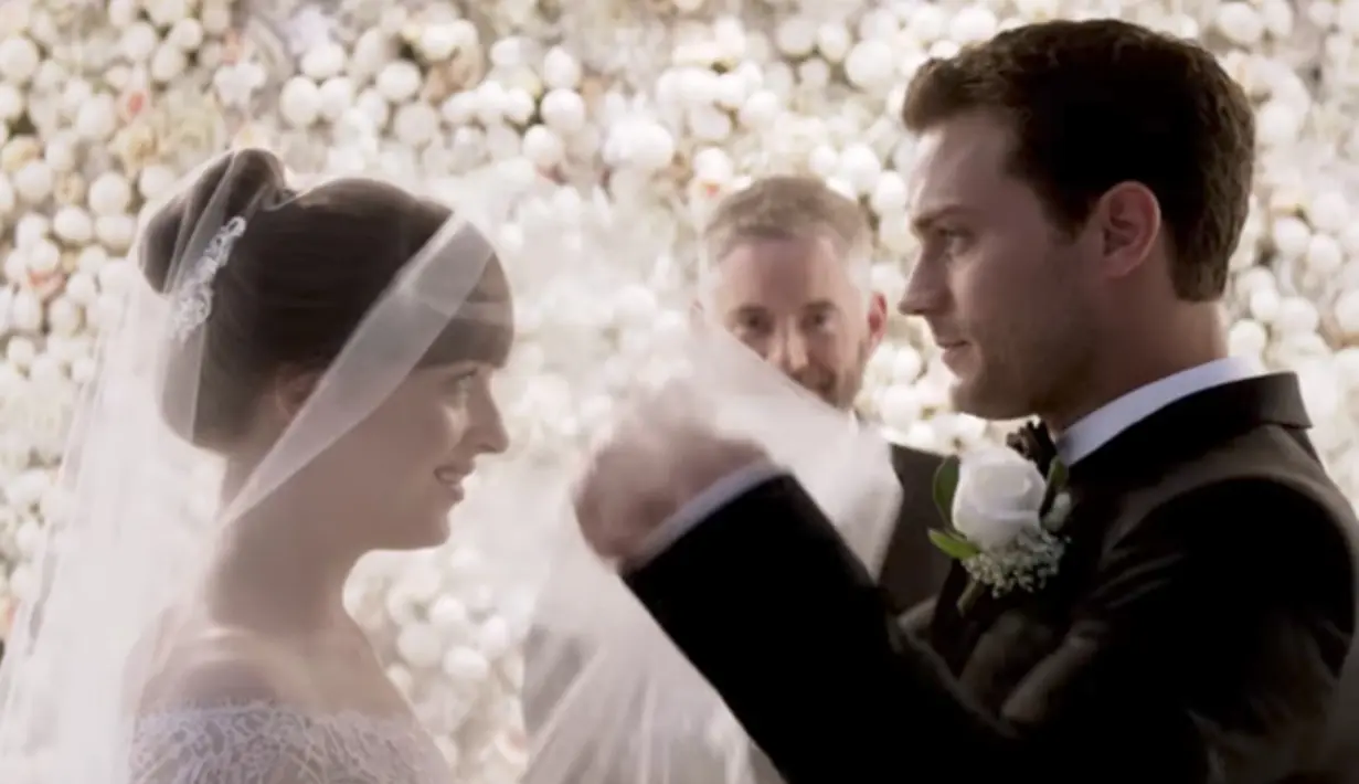 Kini para penggemar bisa mengintip potongan adegan yang sangat dinanti-nanti, yakni pernikahan Christian Grey dan Anastasia Steel. (wmagazine)