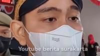 Gibran Rakabuming Raka menjelaskan kepada awak media terkait insiden merah putih gagal berkibar karena talinya putus dalam upacara kemerdekaan di Stadion Sriwedari, Solo. (Foto: Dok. YouTube Berita Surakarta)