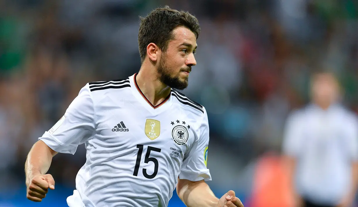 Penyerang Jerman, Amin Younes melakukan selebrasi usai mencetak ke gawang Meksiko pada pertandingan semifinal Piala Konfederasi 2017 di Stadion Fisht, Sochi, Rusia, (29/6). Jerman menang 4-1 atas Meksiko. (AP Photo/Martin Meissner)
