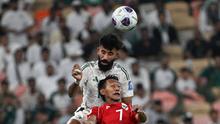 Pemain Timnas Indonesia, Beckham Putra, duel udara dengan pemain Arab Saudi, Nawaf Bu Washl, pada laga Grup B putaran keempat Kualifikasi Piala Dunia 2026 Zona Asia di King Abdullah Sports City Stadium, Jeddah, pada Kamis (9/10/2025) dini hari WIB. (AP Photo)