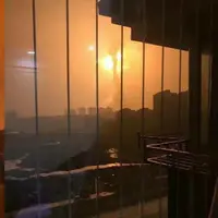 Sebuah mesin indurstri kimia meledak, masyarakat melihat ada bola api di langit. | via: shanghaiist.com