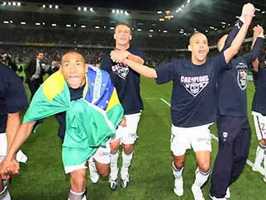 Bordeaux' players jubilate at the end of the French L1 match Caen vs Bordeaux on May 30, 2009 at Michel d'Ornano stadium. Bordeaux clinched their first French league championship title in 10 years. AFP PHOTO/KENZO TRIBOUILLARD