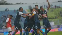 Pemain Arema FC merayakan kemenangan atas Persipura Jayapura di Stadion Kanjuruhan, Jumat (27/4/2018). (Liputan6.com/Rana Adwa)