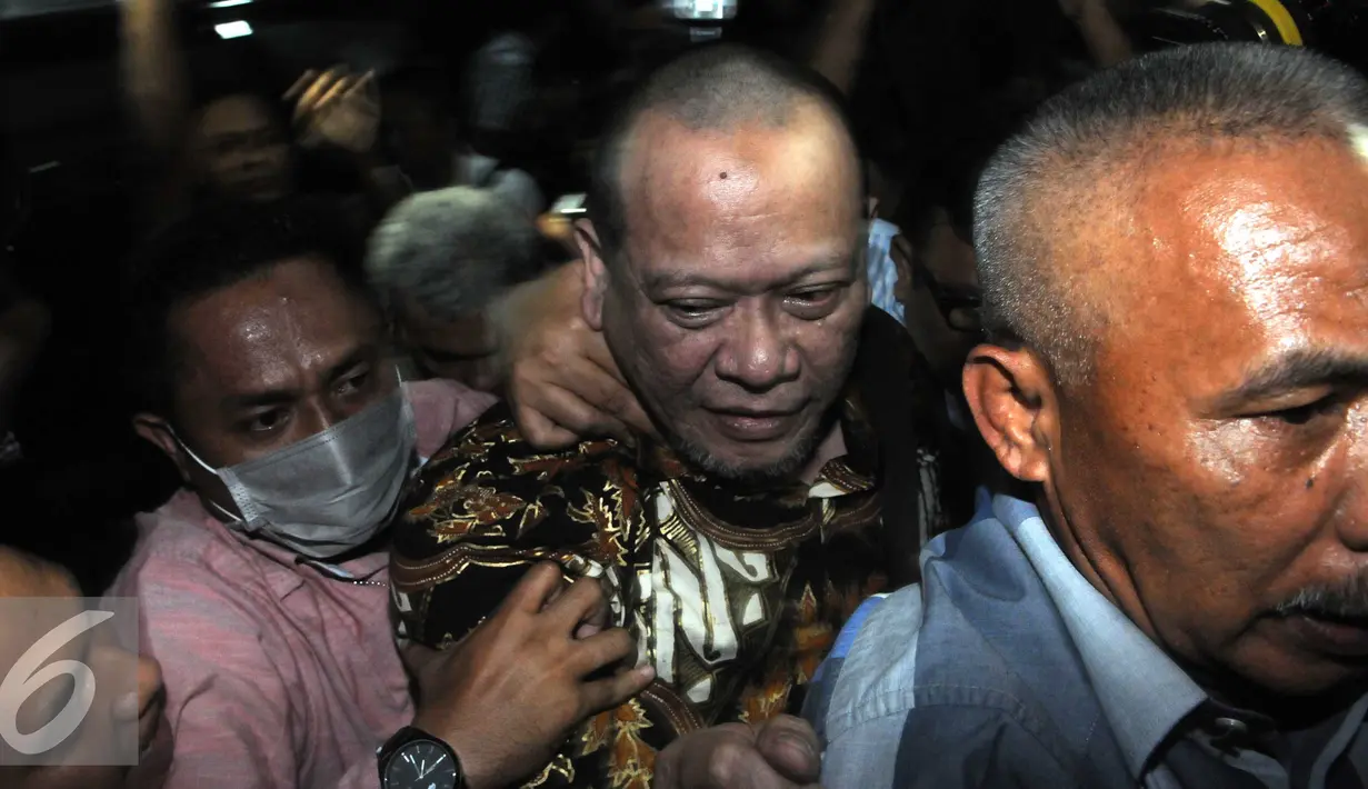 Mantan Ketum PSSI La Nyalla Mattaliliti saat tiba di Kejagung, Jakarta, Selasa (31/5). Tersangka kasus dana hibah Pemprov Jatim ini langsung dibawa masuk ke 'Gedung Bundar'. (Liputan6.com/Helmi Afandi)