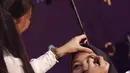 Beauty vlogger, Abel Cantika memberikan tutorial make up pada model saat beauty session selama Vidio Fair 2.0 di Gandaria City, Jakarta, Sabtu (3/11). Para pemain sinetron Anak Langit juga menjumpai penggemar di acara ini. (Liputan6.com/Herman Zakharia)