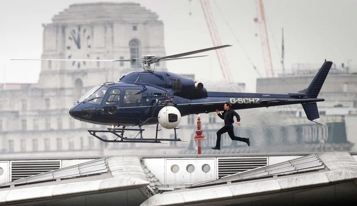Aktor Tom Cruise berlari mengejar helikopter di sepanjang Jembatan Blackfriars di London, Inggris (14/1). Film ini akan dirilis pada tanggal 27 Juli 2018 oleh Paramount Pictures. (Victoria Jones / PA via AP)