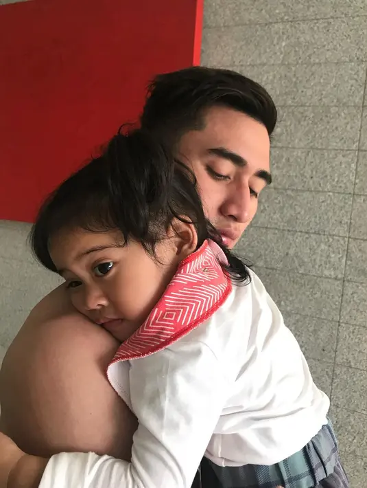 Lagi-lagi Vania berada di gendongan Verrell. Vania terlihat begitu nyaman berada di pelukan kakak laki-lakinya itu. Lucu banget pastinya. (Instagram/bramastavrl)