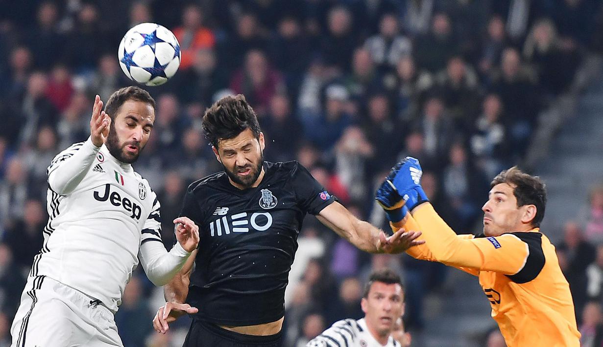 Pemain Juventus, Gonzalo Higuain (kiri) berduel dengan pemain Porto, Felipe  dan kiper Iker Casillas pada Babak 16 Besar Liga Champions di Juventus Stadium, (14/3/2017). Juventus menang 1-0. ((EPA/Alessandro Di Marco)