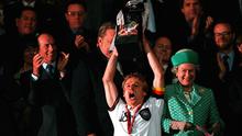 Kapten tim nasional Jerman, Jurgen Klinsmann, saat mengangkat trofi Piala Eropa 1996 seusai mengalahkan Cekoslovakia 2-1, di Wembley Stadium, 30 Juni 1996. (UEFA). 