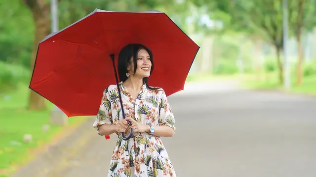 wanita desember payung berjalan