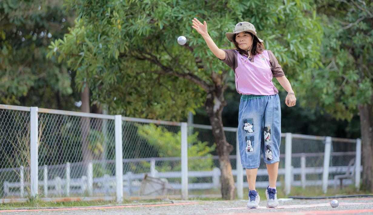 Thailand adalah salah satu negara Asia pertama yang menjadi anggota Federasi Internasional Petanque dan Jeu Provencal (FIPJP). Tampak dalam foto, salah satu atlet Thailand saat memainkan olahraga Petanque di Lapangan Latih Dua Kompleks 700th Anniversary of Chiang Mai Stadium, Kamis (11/12/2025). (Bola.com/Bagaskara Lazuardi)