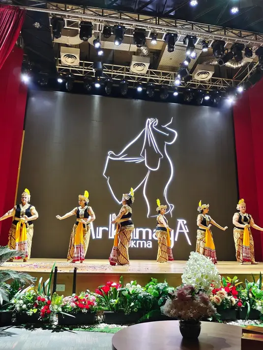 Penampilan Ira Wibowo pun mandapat banyak pujian dari warganet. Banyak yang memujinya cantik dan anggun. "Cantik bgt Irakuhhh," tulis leli_link. "cantiiiknya ra." tulis moniquesumampouw. "Wow... bagus banget tante...cantiiik bangeet, luwes," tulis mariaaswita. "Wunderschön, Mama senang sekali melihatnya." tulis sibyllegrossek. (Instagram/irawbw)